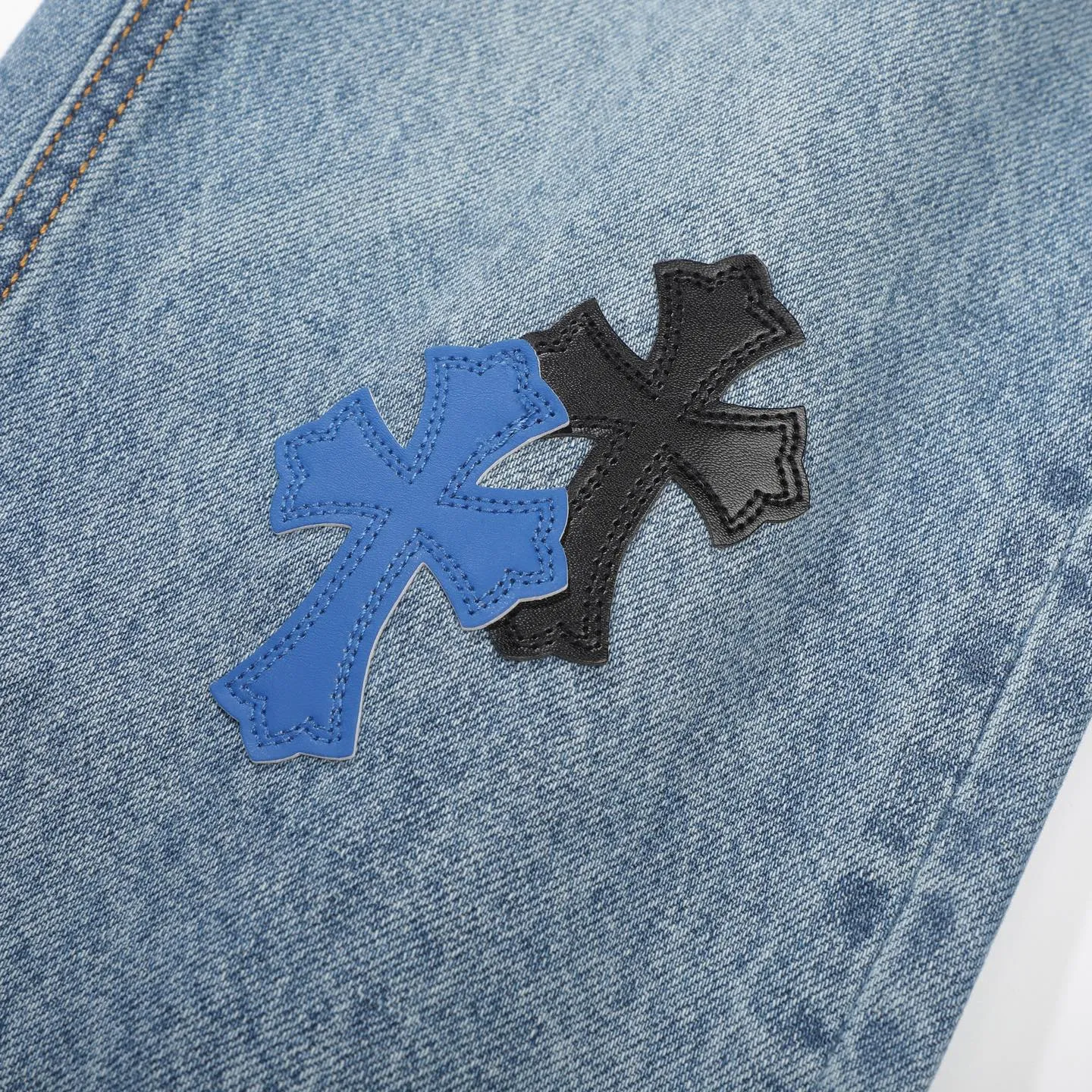 P270 Chrome Hearts CH Cross embroidered distressed jeans Top ceiling quality 100% version correct version is coming!  Believe me this must be the best quality you will ever come across! ! Excellent value for money! !  Styles with different washes and textures are very friendly to people with thin legs and thick legs. The straight version is very flattering to the shape of the legs. The moderate length is timeless and easy to match. It is the basis of various styles and a must-have in the wardrobe! ! Add a little stacking to easily control this year's popular clean fit fabric. The fabric is stiff but the upper body is soft without losing texture. The sides and cuffs of some styles have a bone-wash effect. It's really hard not to love it! The outfit effect is immediate! ✅Correctly customize the Croxin metal leather label on the back panel. It is not sold directly with the cross on the finished jeans. 1:1 copying strives for excellence and the details are perfectly grasped. ✅The cross leather label is clear and smooth. Exquisite turning top craftsmanship. ✅Buttons, zippers and hardware are all customized versions of the Croxin LOGO. ✅High-cost washing process. Size: 28 30 32 34 36 (5 sizes)